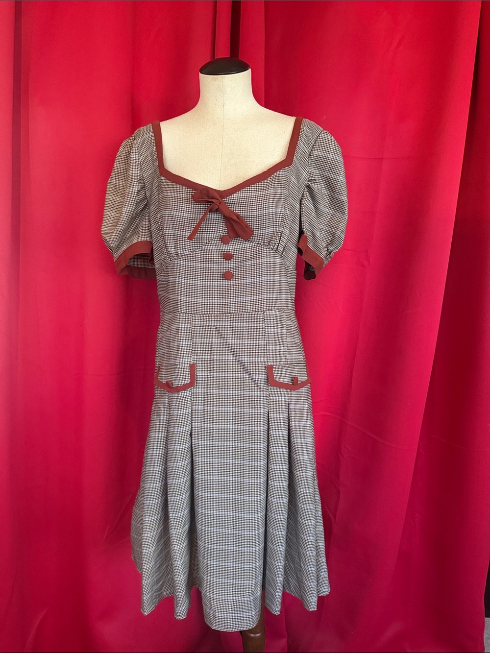 Vintage-Inspired Plaid Dress with Brown Trim